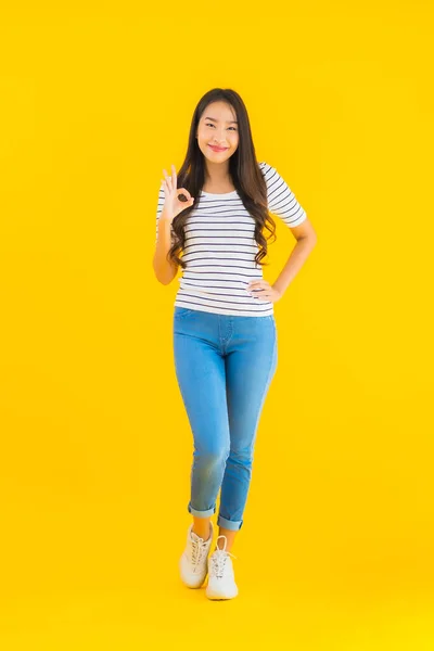 Retrato Bonito Jovem Asiático Mulher Sorriso Feliz Com Ação Amarelo — Fotografia de Stock