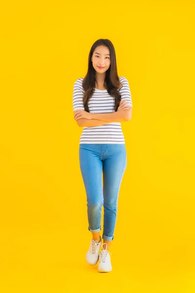 Retrato Bonito Jovem Asiático Mulher Sorriso Feliz Com Ação Amarelo — Fotografia de Stock