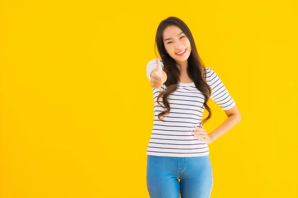 Porträtt Vacker Ung Asiatisk Kvinna Leende Glad Med Åtgärder Gul — Stockfoto