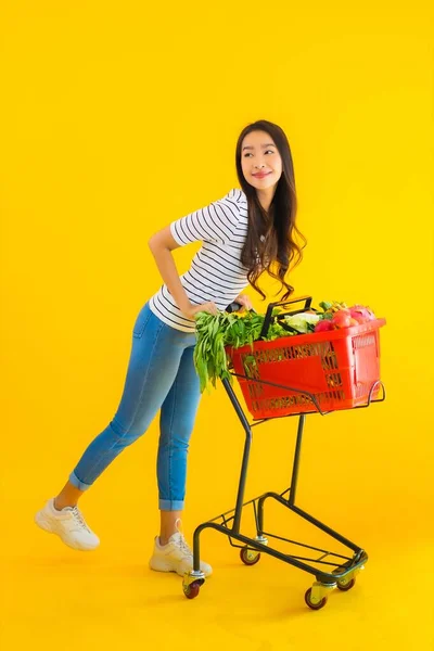 Retrato Bonito Jovem Asiático Mulher Compras Supermercado Carrinho Amarelo Isolado — Fotografia de Stock