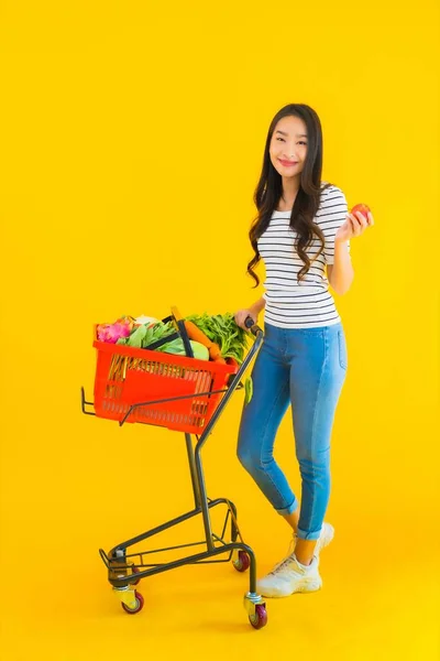 Retrato Bonito Jovem Asiático Mulher Compras Supermercado Carrinho Amarelo Isolado — Fotografia de Stock