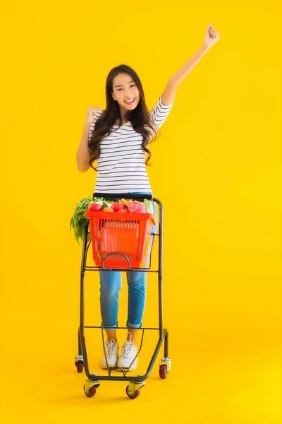 Retrato Hermosa Joven Asiática Mujer Compras Tienda Comestibles Supermercado Carro — Foto de Stock