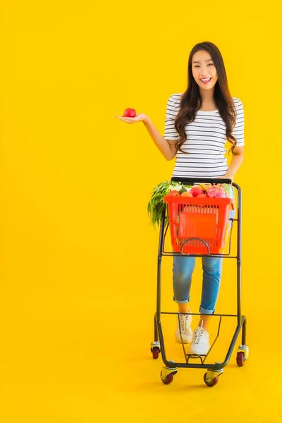 Ritratto Bella Giovane Donna Asiatica Shopping Negozio Alimentari Supermercato Carrello — Foto Stock