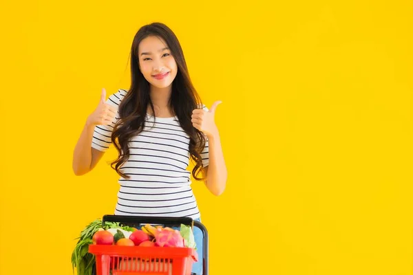 Portret Mooie Jonge Aziatische Vrouw Winkelen Supermarkt Kar Geel Geïsoleerde — Stockfoto