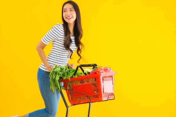 Retrato Bonito Jovem Asiático Mulher Compras Supermercado Carrinho Amarelo Isolado — Fotografia de Stock