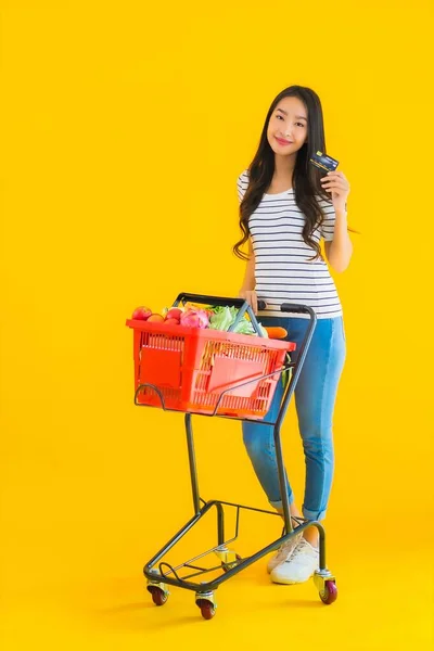 Marketten Alışveriş Yapan Güzel Asyalı Kadın Portresi Sarı Izole Edilmiş — Stok fotoğraf