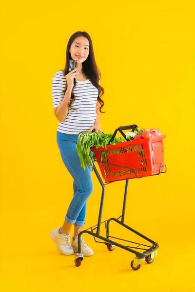 Portré Gyönyörű Fiatal Ázsiai Bevásárló Kosár Élelmiszer Áruházból Hitelkártya Sárga — Stock Fotó