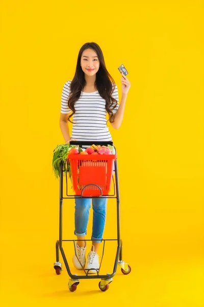 Πορτρέτο Όμορφη Νεαρή Ασιάτισσα Γυναίκα Ψώνια Καλάθι Από Σούπερ Μάρκετ — Φωτογραφία Αρχείου
