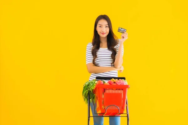 Retrato Hermosa Joven Asiática Mujer Compras Carrito Comestibles Supermercado Con — Foto de Stock