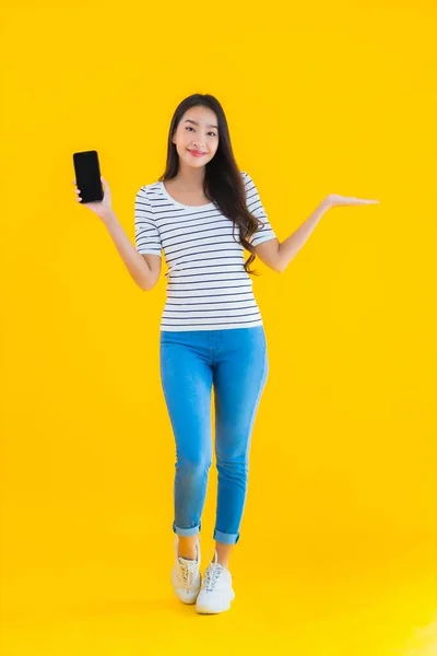 Portré Gyönyörű Fiatal Ázsiai Mosoly Boldog Használ Okos Mobiltelefon Sárga — Stock Fotó