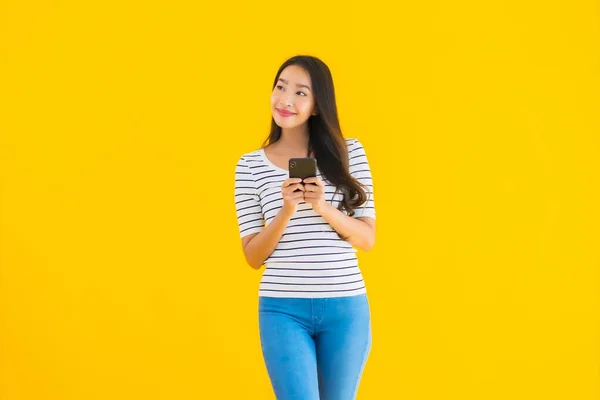 Retrato Bonito Jovem Asiático Mulher Sorriso Feliz Uso Inteligente Celular — Fotografia de Stock