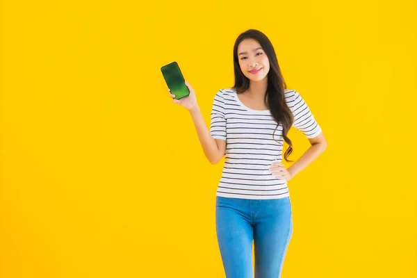 Porträtt Vacker Ung Asiatisk Kvinna Ler Gärna Använda Smart Mobiltelefon — Stockfoto