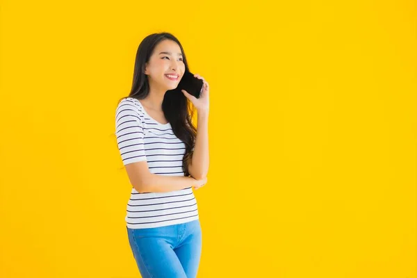 Portret Mooie Jonge Aziatische Vrouw Glimlach Gelukkig Gebruik Smart Mobiele — Stockfoto