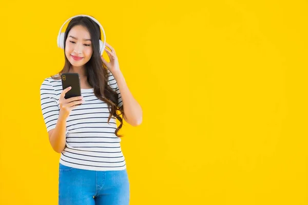 Portrét Krásná Mladá Asijská Žena Používat Chytrý Mobilní Telefon Sluchátkem — Stock fotografie
