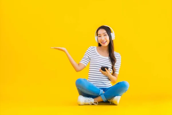 Retrato Bonito Jovem Asiático Mulher Usar Telefone Celular Inteligente Com — Fotografia de Stock