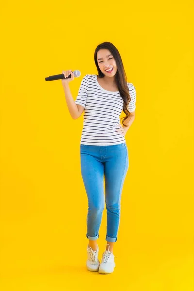 Portret Mooie Jonge Aziatische Vrouw Zingen Met Microfoon Hoofdtelefoon Geel — Stockfoto