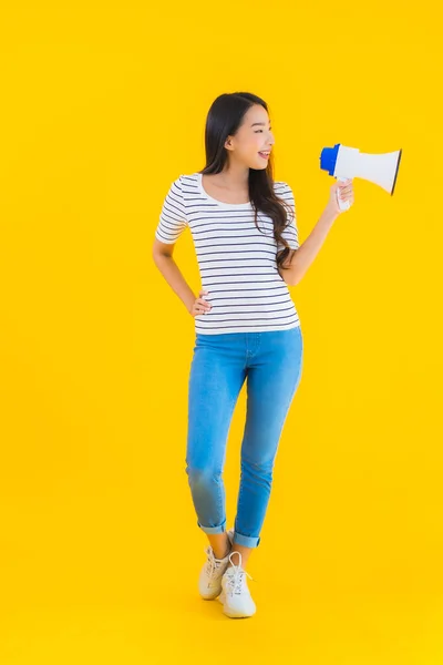 Portret Mooi Jong Aziatisch Vrouw Gebruik Megafoon Voor Contact Spreken — Stockfoto