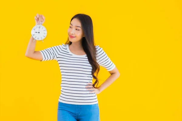 Portret Piękna Młoda Azjatycka Kobieta Pokazać Zegar Lub Alarm Żółtym — Zdjęcie stockowe