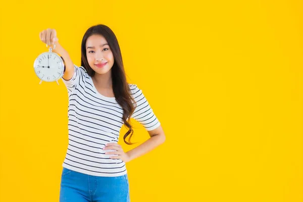 Retrato Bonito Jovem Asiático Mulher Mostrar Relógio Alarme Amarelo Isolado — Fotografia de Stock