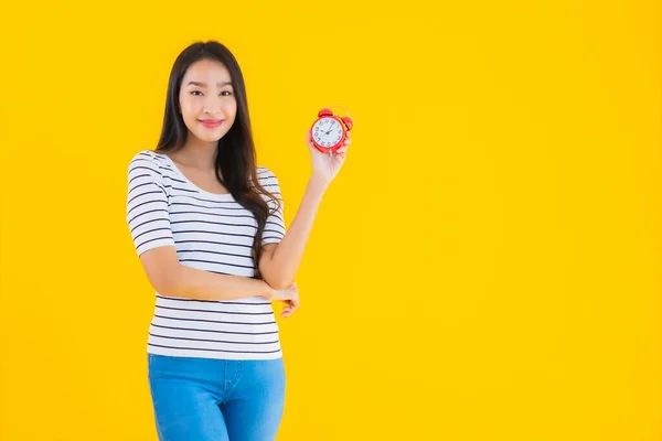 Retrato Bonito Jovem Asiático Mulher Mostrar Relógio Alarme Amarelo Isolado — Fotografia de Stock