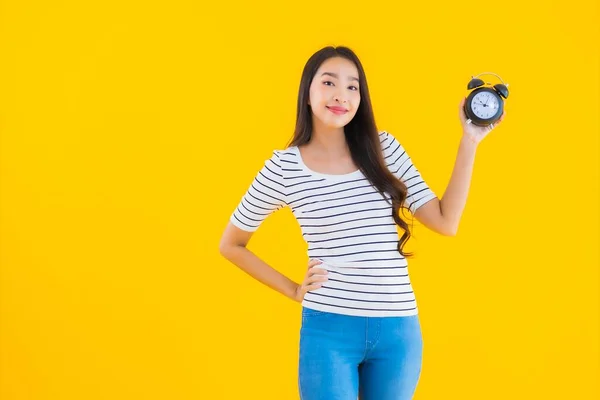 Retrato Bonito Jovem Asiático Mulher Mostrar Relógio Alarme Amarelo Isolado — Fotografia de Stock