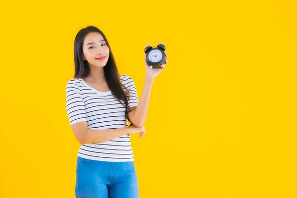 Porträtt Vacker Ung Asiatisk Kvinna Visa Klocka Eller Larm Gul — Stockfoto