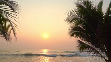 Güzel dalgalı denizin sakin görüntüleri.