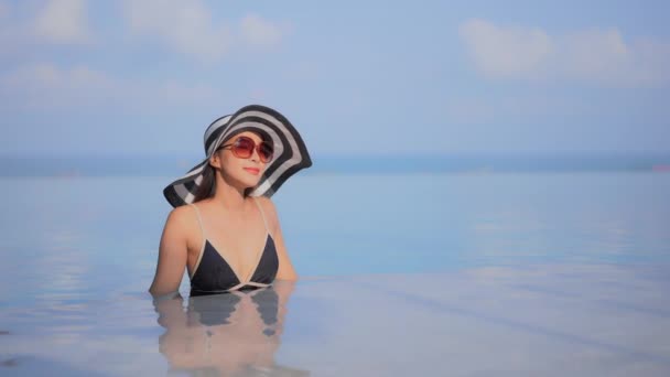 Images Belle Jeune Femme Asiatique Détendre Autour Piscine Dans Station — Video