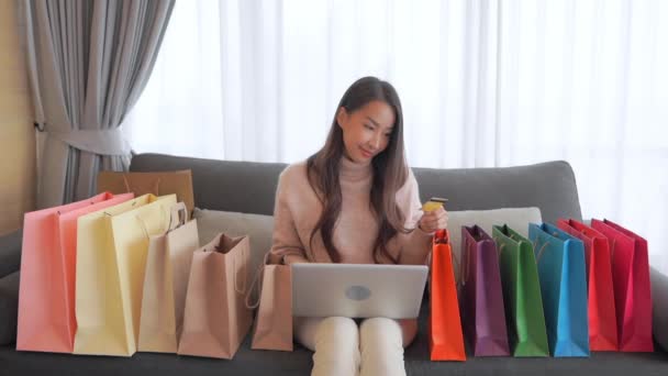 Imagens Bela Jovem Asiática Mulher Fazendo Shopping Com Laptop Enquanto — Vídeo de Stock