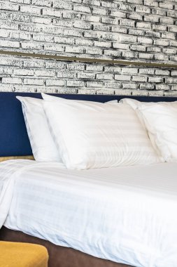 Yatak odasının iç tarafındaki yastıkta lamba var.