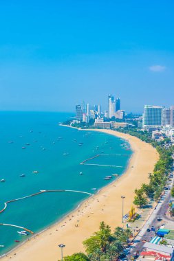 Beyaz bulut mavi gökyüzü ve Tayland 'ın Pattaya şehrindeki mimari yapı çevresindeki güzel tropikal sahil okyanus körfezi.