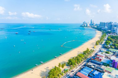 Beyaz bulut mavi gökyüzü ve Tayland 'ın Pattaya şehrindeki mimari yapı çevresindeki güzel tropikal sahil okyanus körfezi.