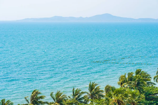 Prachtige Tropische Natuur Van Strand Zee Oceaan Baai Rond Kokosnoot — Stockfoto