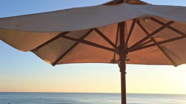 Güzel dalgalı denizin sakin görüntüleri.