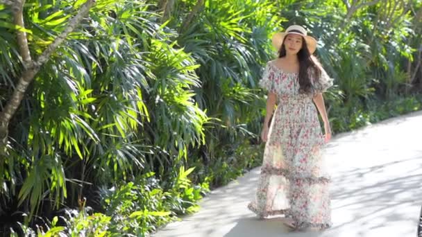 Yeşil Bahçede Yürüyen Güzel Asyalı Genç Bir Kadının Görüntüleri — Stok video