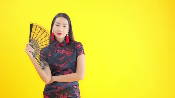 Footage Beautiful Asian Woman Traditional Dress Vintage Handheld Fan Isolated — Stock Video