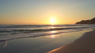 Güzel dalgalı denizin sakin görüntüleri.