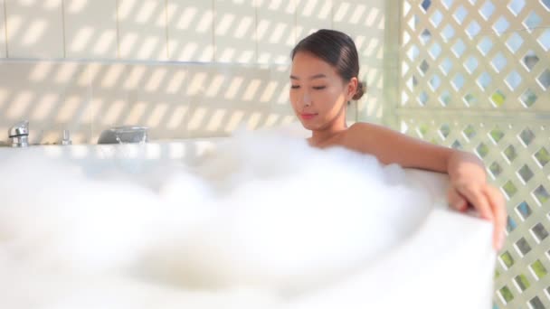 Πλάνα Από Όμορφη Νεαρή Ασιάτισσα Γυναίκα Που Κάνει Μπάνιο Αφρό — Αρχείο Βίντεο