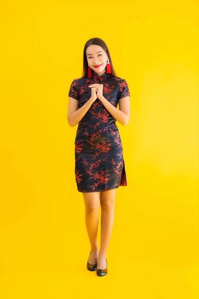 Portré Gyönyörű Fiatal Ázsiai Visel Kínai Ruha Cselekvési Kínai Újév — Stock Fotó