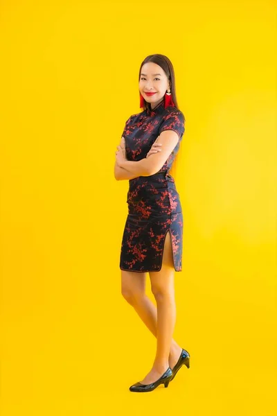 Portret Mooie Jonge Aziatische Vrouw Dragen Chinese Jurk Met Actie — Stockfoto