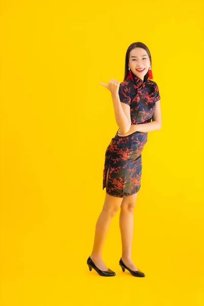Porträtt Vacker Ung Asiatisk Kvinna Bära Kinesisk Klänning Med Åtgärder — Stockfoto