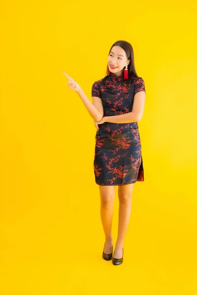 Portret Mooie Jonge Aziatische Vrouw Dragen Chinese Jurk Met Actie — Stockfoto