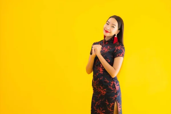 Porträtt Vacker Ung Asiatisk Kvinna Bära Kinesisk Klänning Med Åtgärder — Stockfoto