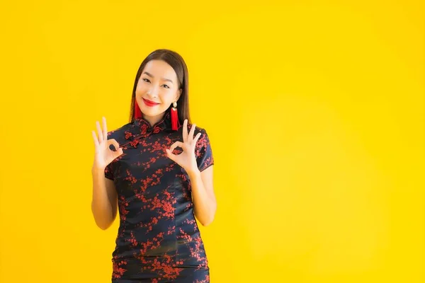 Portret Mooie Jonge Aziatische Vrouw Dragen Chinese Jurk Met Actie — Stockfoto