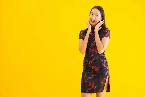 Portret Mooie Jonge Aziatische Vrouw Dragen Chinese Jurk Met Actie — Stockfoto