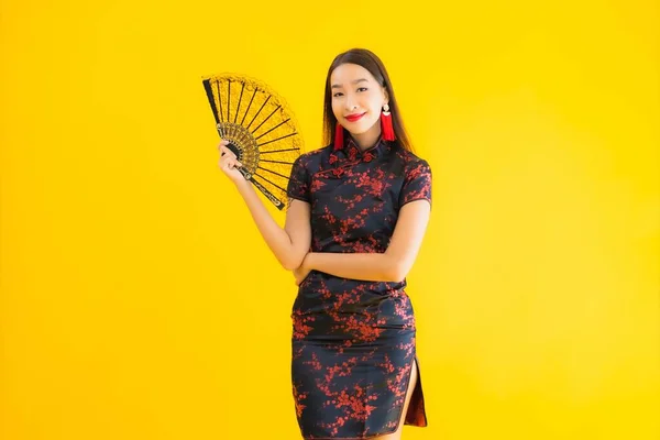 Portret Mooie Jonge Aziatische Vrouw Dragen Chinese Jurk Met Ventilator — Stockfoto