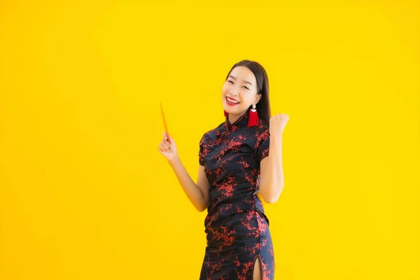 Πορτρέτο Όμορφη Νεαρή Ασιατική Γυναίκα Φορούν Κινέζικο Φόρεμα Ang Pao — Φωτογραφία Αρχείου