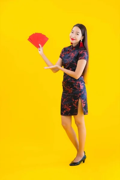 아름다운 아시아 여성의 초상화 파오와 입거나 배경에 개념에 현금이 글자를 — 스톡 사진