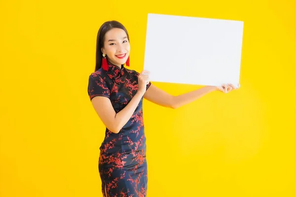 Retrato Bonito Jovem Asiático Mulher Desgaste Chinês Vestido Mostrar Branco — Fotografia de Stock