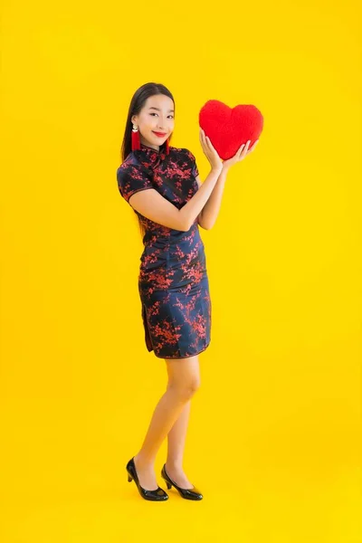 Retrato Bonito Jovem Asiático Mulher Desgaste Chinês Vestido Mostrar Coração — Fotografia de Stock